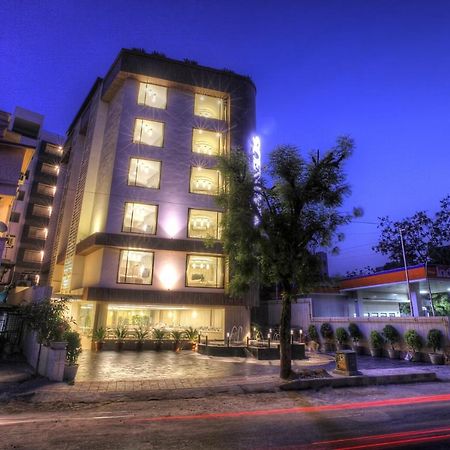 Scenaria Hotel Ahmedabad Bagian luar foto