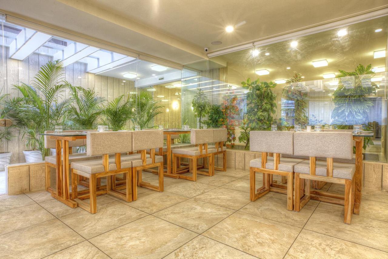 Scenaria Hotel Ahmedabad Bagian luar foto