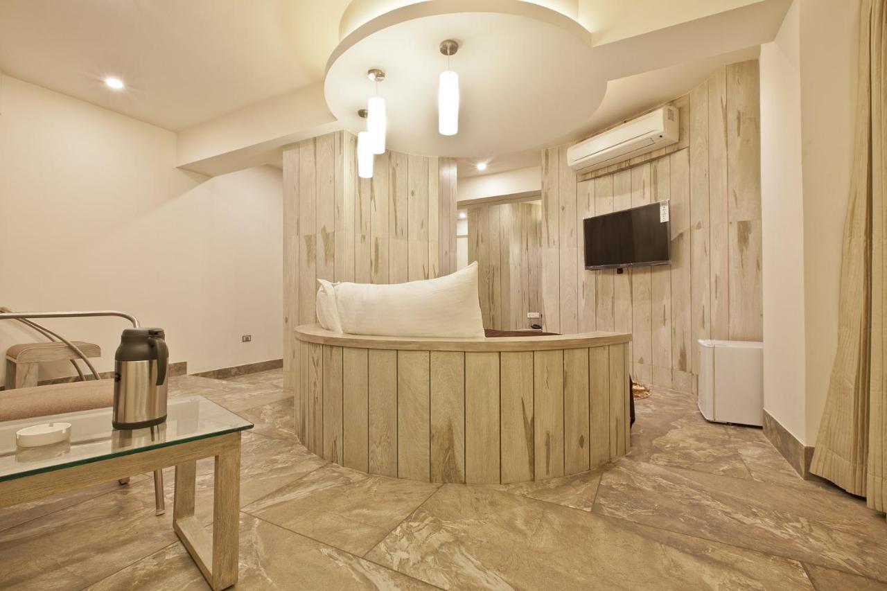 Scenaria Hotel Ahmedabad Bagian luar foto