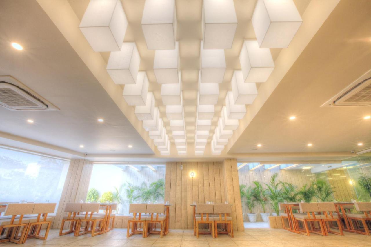 Scenaria Hotel Ahmedabad Bagian luar foto