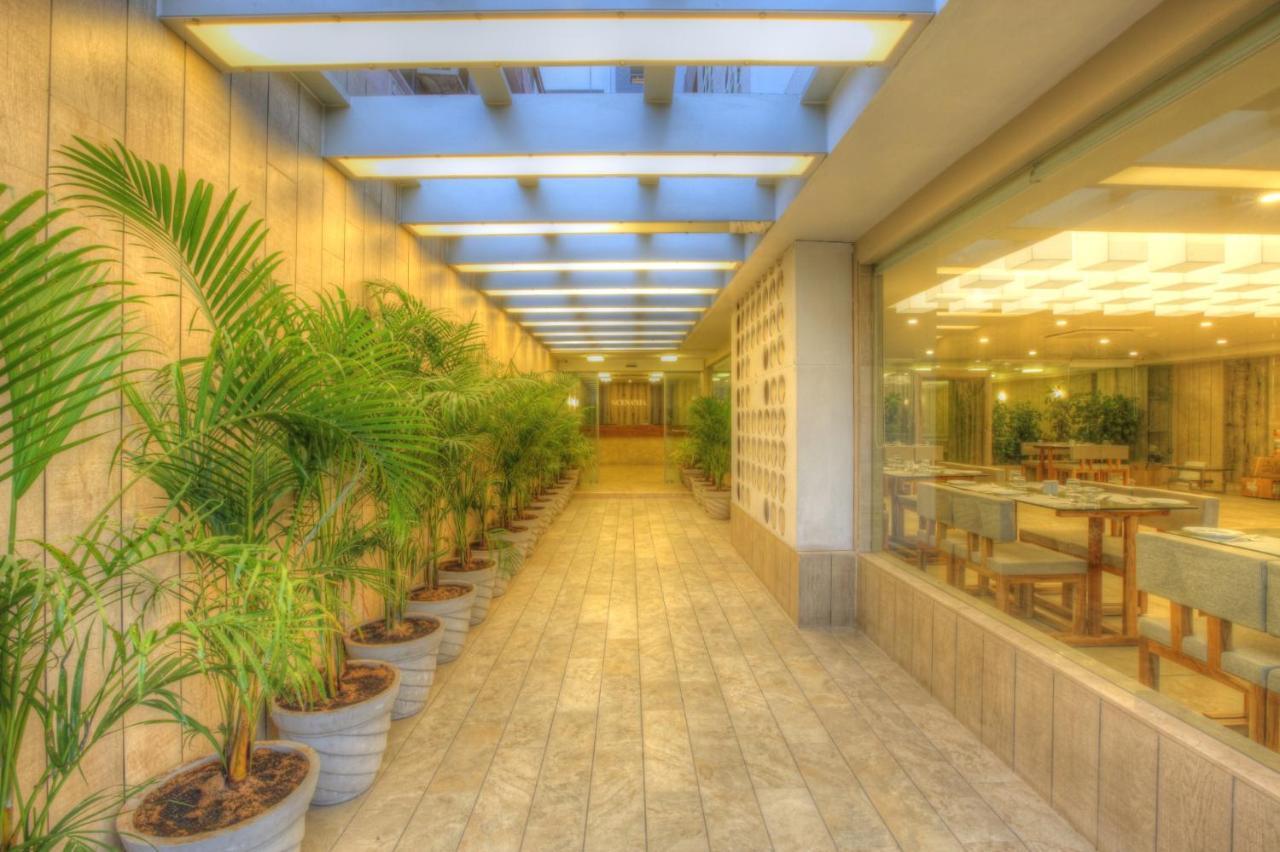 Scenaria Hotel Ahmedabad Bagian luar foto