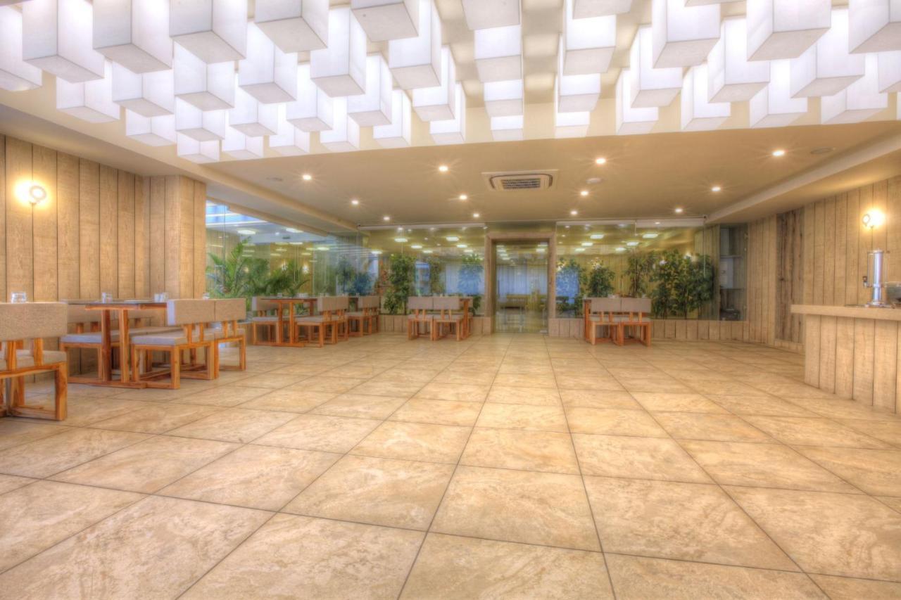 Scenaria Hotel Ahmedabad Bagian luar foto