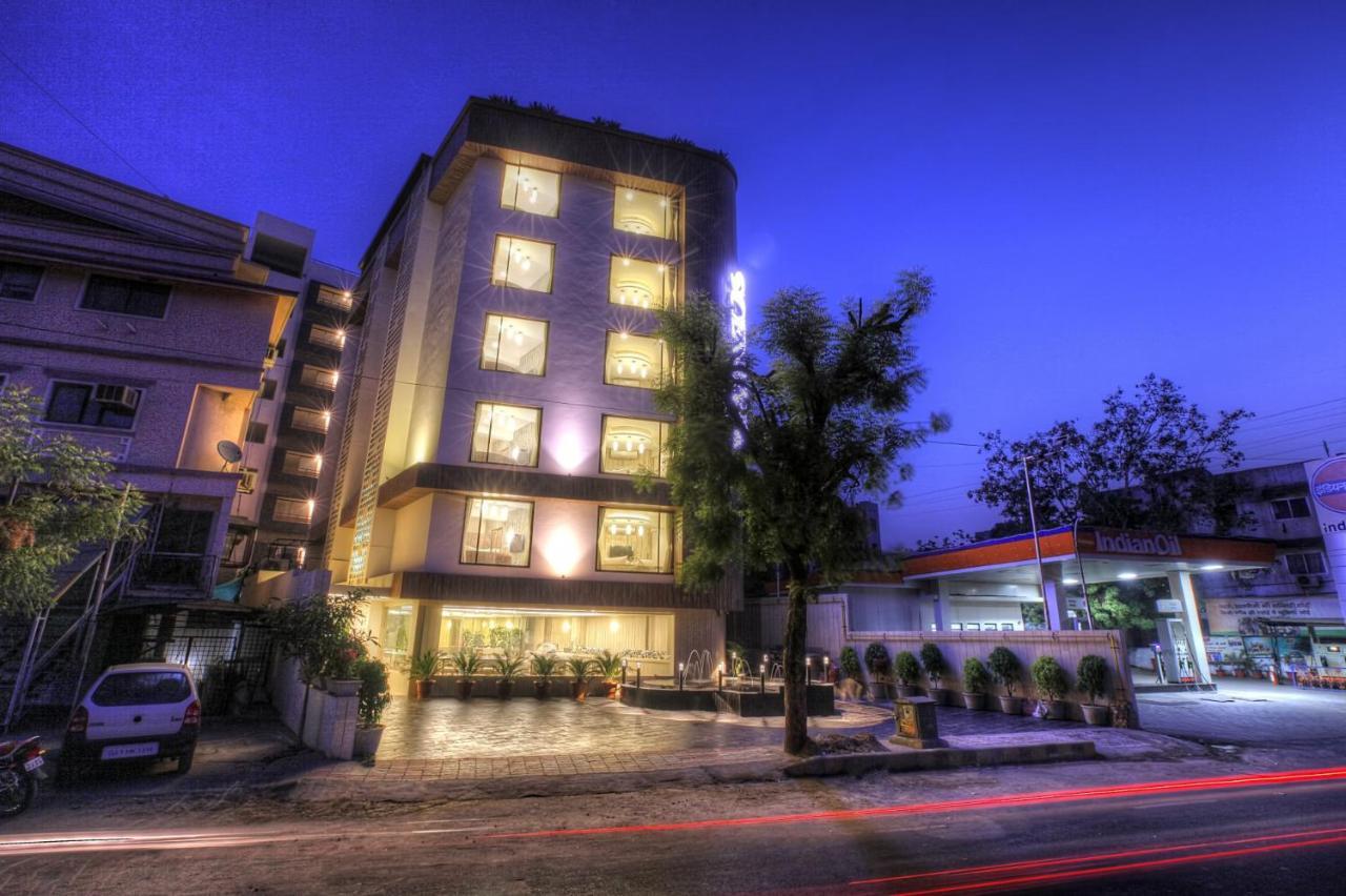 Scenaria Hotel Ahmedabad Bagian luar foto