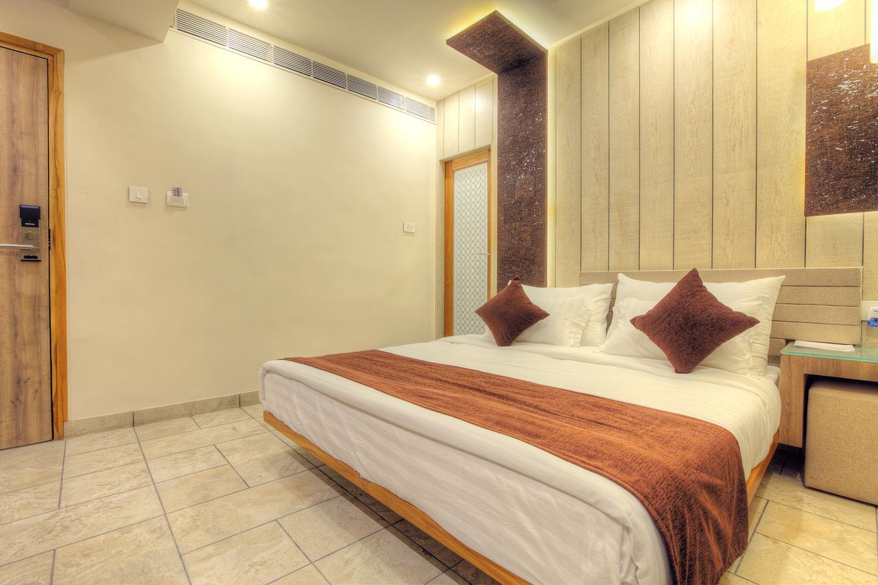 Scenaria Hotel Ahmedabad Bagian luar foto