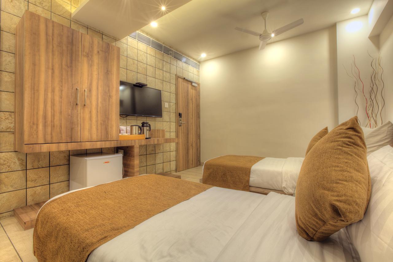 Scenaria Hotel Ahmedabad Bagian luar foto