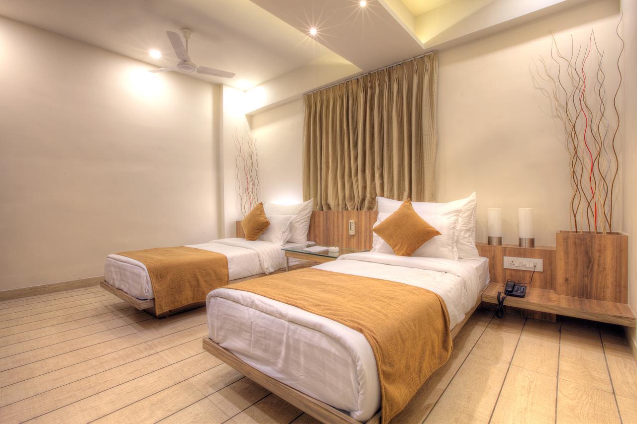 Scenaria Hotel Ahmedabad Bagian luar foto