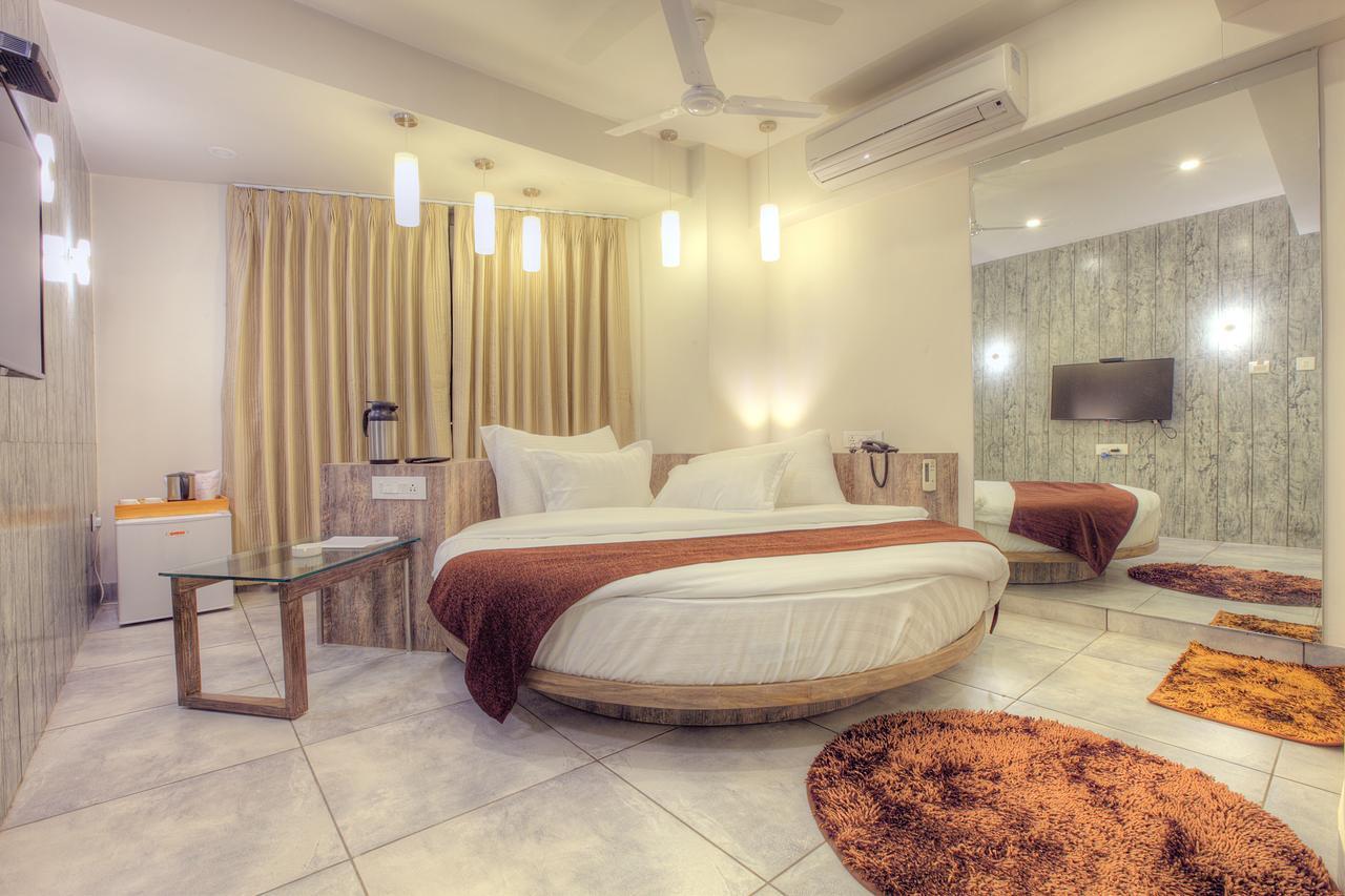 Scenaria Hotel Ahmedabad Bagian luar foto