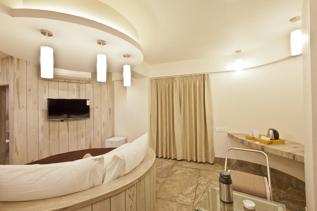 Scenaria Hotel Ahmedabad Bagian luar foto