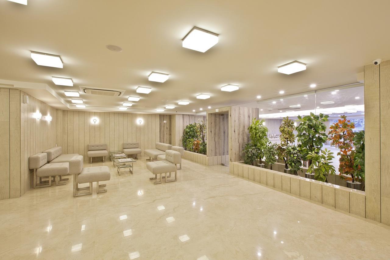 Scenaria Hotel Ahmedabad Bagian luar foto