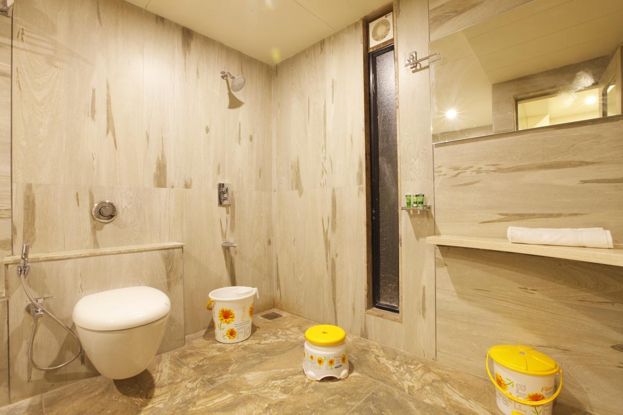 Scenaria Hotel Ahmedabad Bagian luar foto