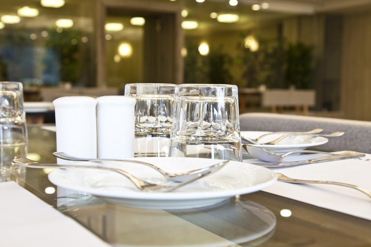Scenaria Hotel Ahmedabad Bagian luar foto