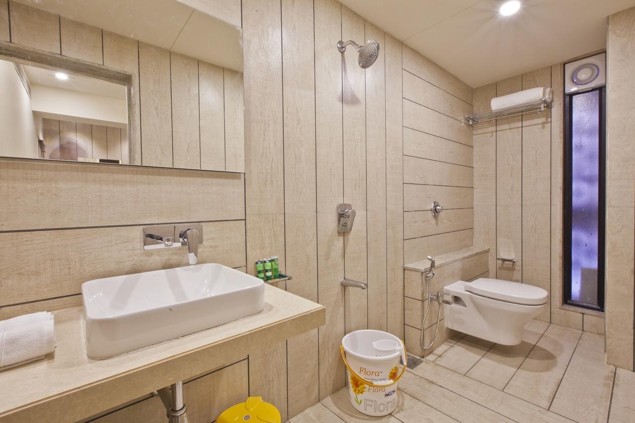 Scenaria Hotel Ahmedabad Bagian luar foto