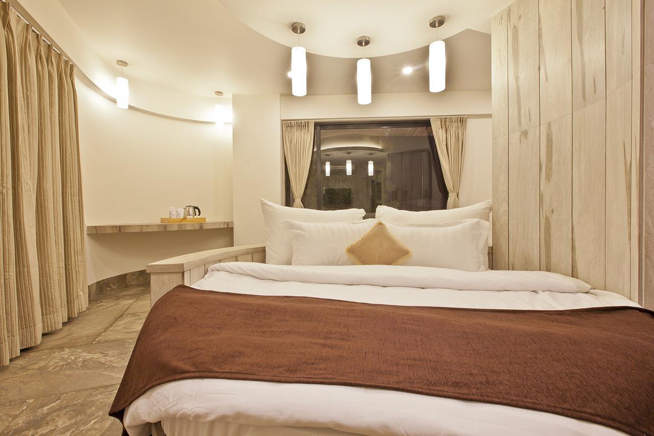 Scenaria Hotel Ahmedabad Bagian luar foto