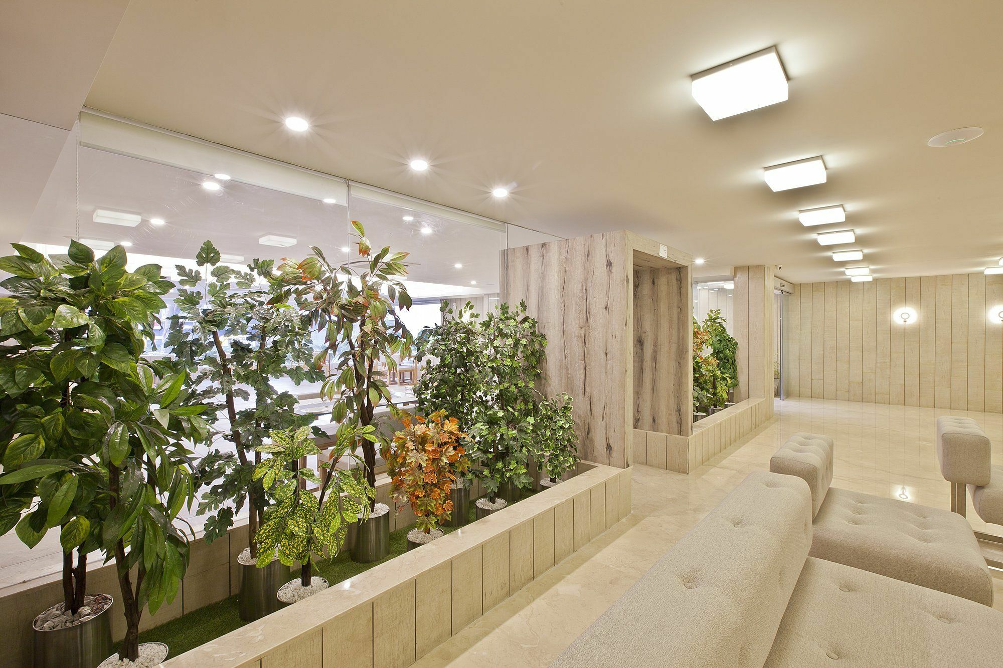 Scenaria Hotel Ahmedabad Bagian luar foto