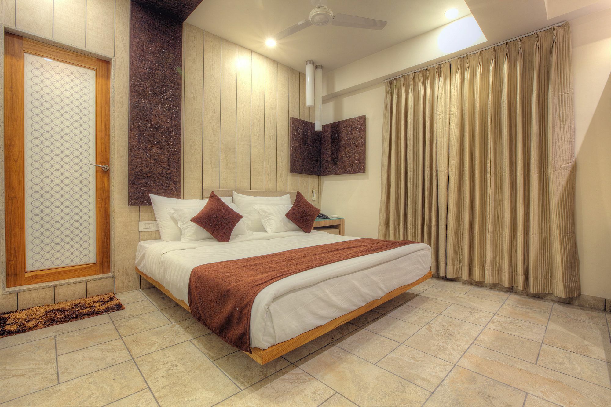Scenaria Hotel Ahmedabad Bagian luar foto