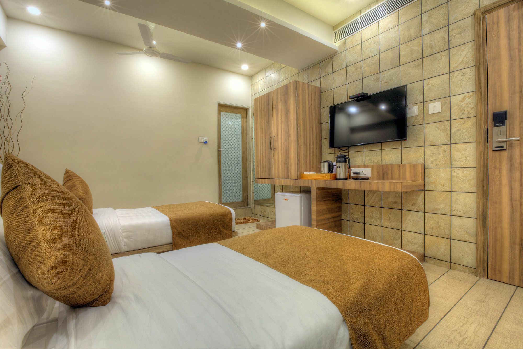 Scenaria Hotel Ahmedabad Bagian luar foto
