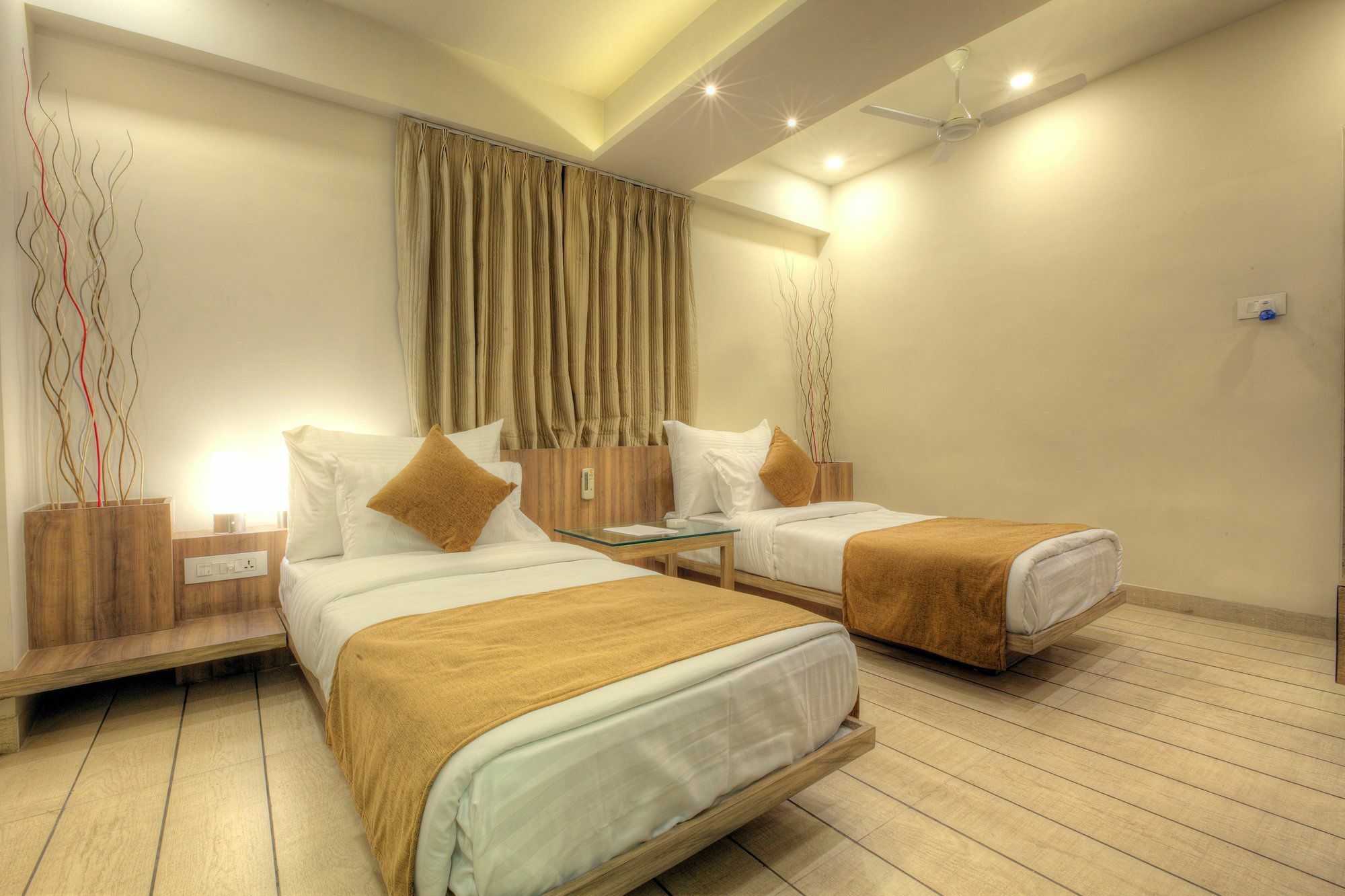 Scenaria Hotel Ahmedabad Bagian luar foto